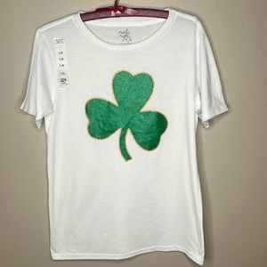 St. Patrick’s Day NWT green, white, and gold shamrock T shirt. sz medium